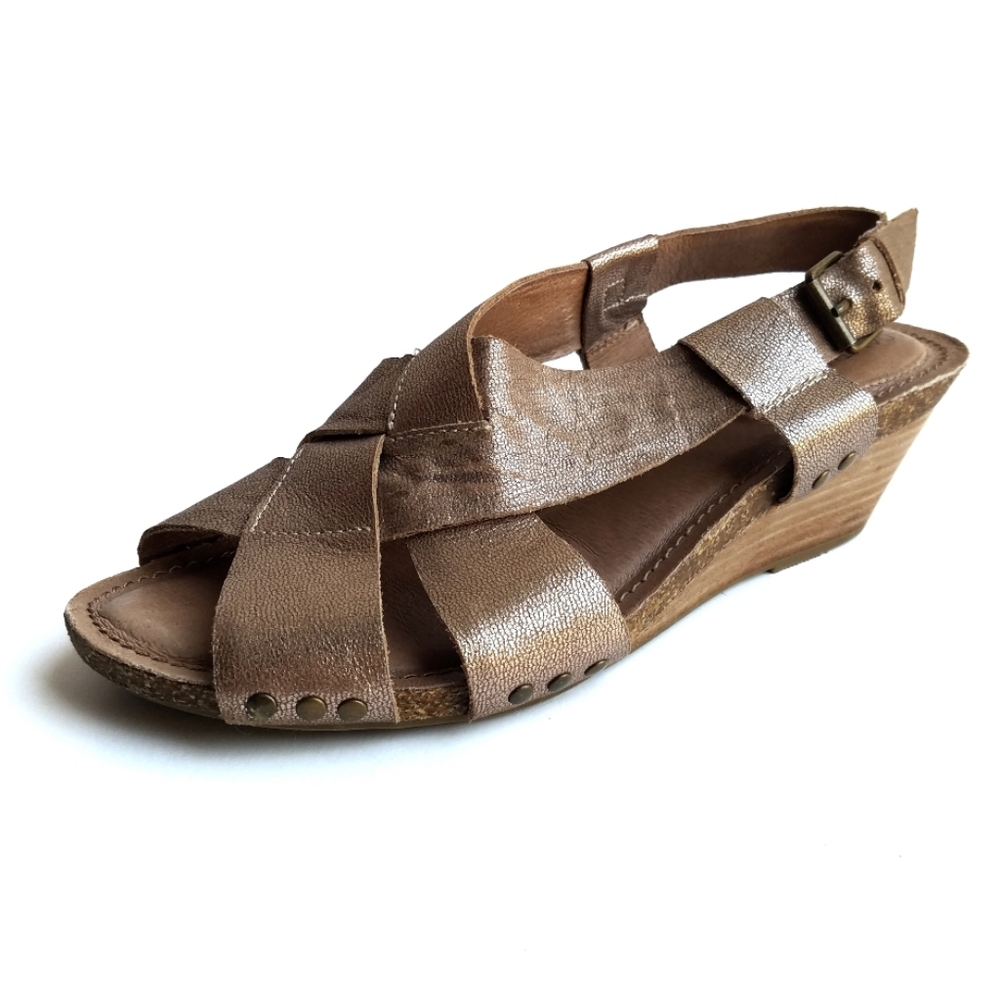 Adam Tucker By Me Too Women's 9 Tarin Sandal Soft Leather Wedge Metalic Gold